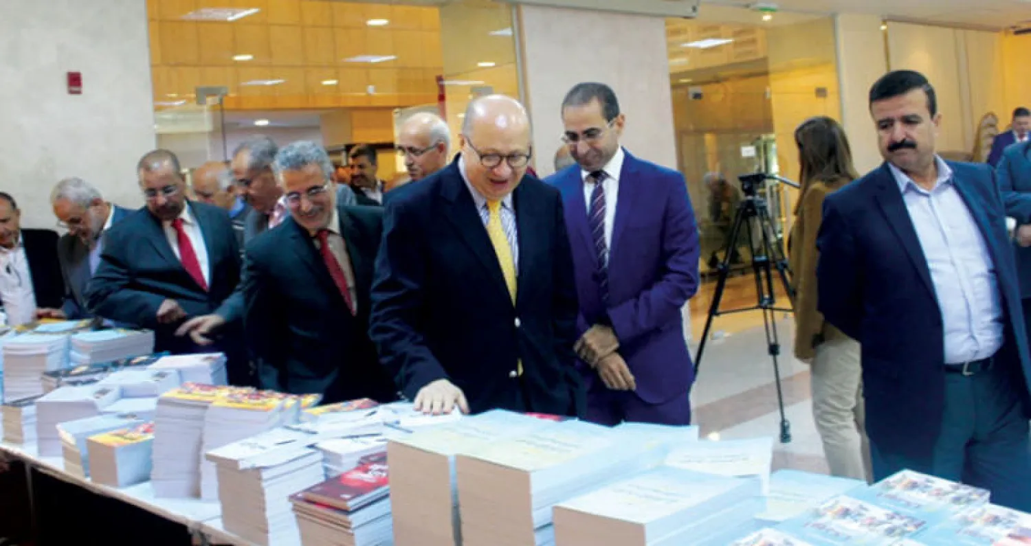 الوزير نبيه شقم يتجول في معرض الكتب بعمان