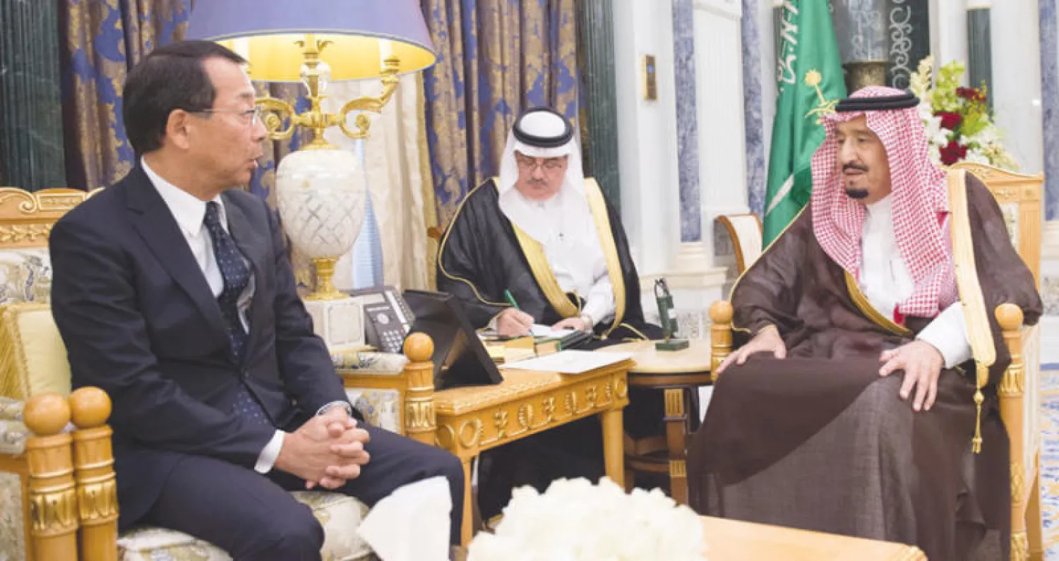 خادم الحرمين الشريفين لدى استقباله السفير الياباني نوريهيرو أوكودا (واس)