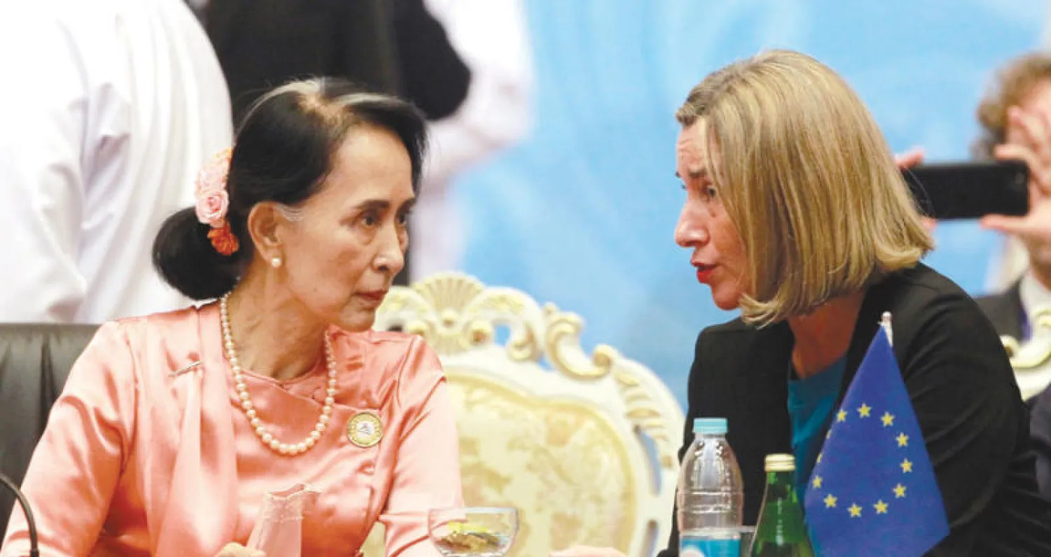 سو تشي مع وزيرة خارجية الاتحاد الأوروبي فيديريكا موغيريني (أ.ب)