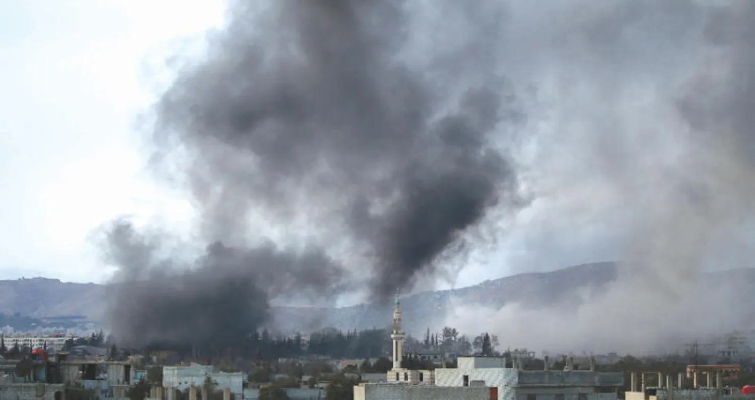 دخان يتصاعد بعد قصف حرستا شرق دمشق أمس (أ.ف.ب)