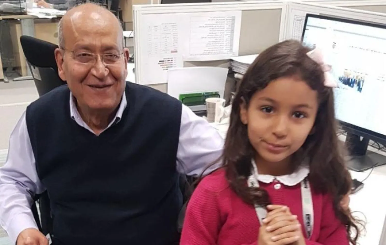 الطفلة رؤى في مقر صحيفة «الشرق الأوسط» بلندن