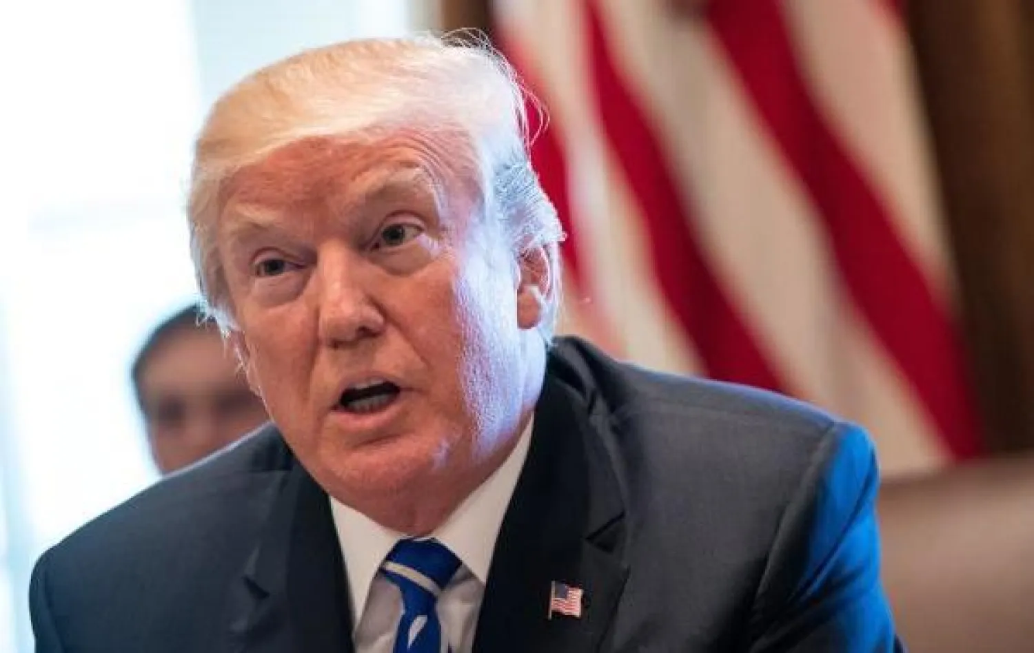 الرئيس ترمب يتحدث إلى وسائل الإعلام خلال اجتماع مجلس الوزراء في البيت الأبيض (إ.ب.أ)