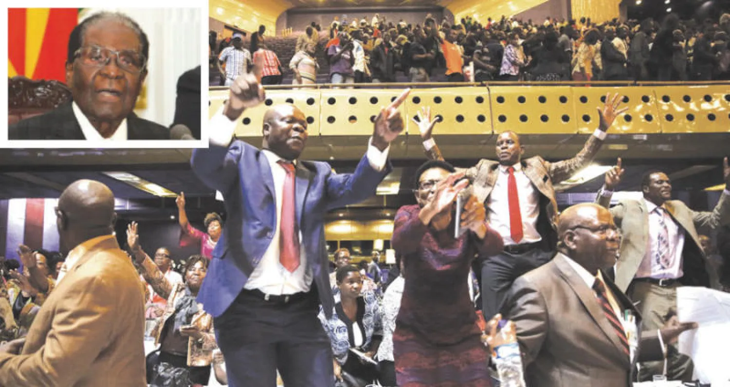 أعضاء في البرلمان يحتفلون بعد إعلان موغابي استقالته أمس... وفي الإطار موغابي لدى إلقاء خطابه الأخير للأمة (إ.ب.أ)