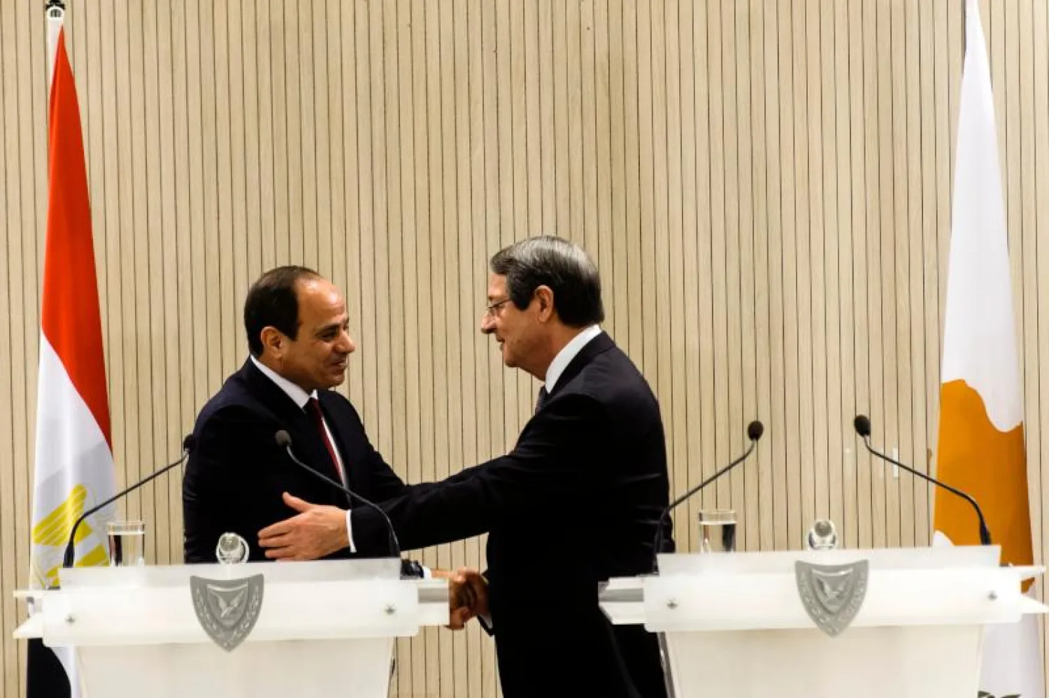 الرئيس القبرصي نيكوس أناستسيادس مع نظيره المصري عبد الفتاح السيسي في العاصمة نيقوسيا (أ.ف.ب) 