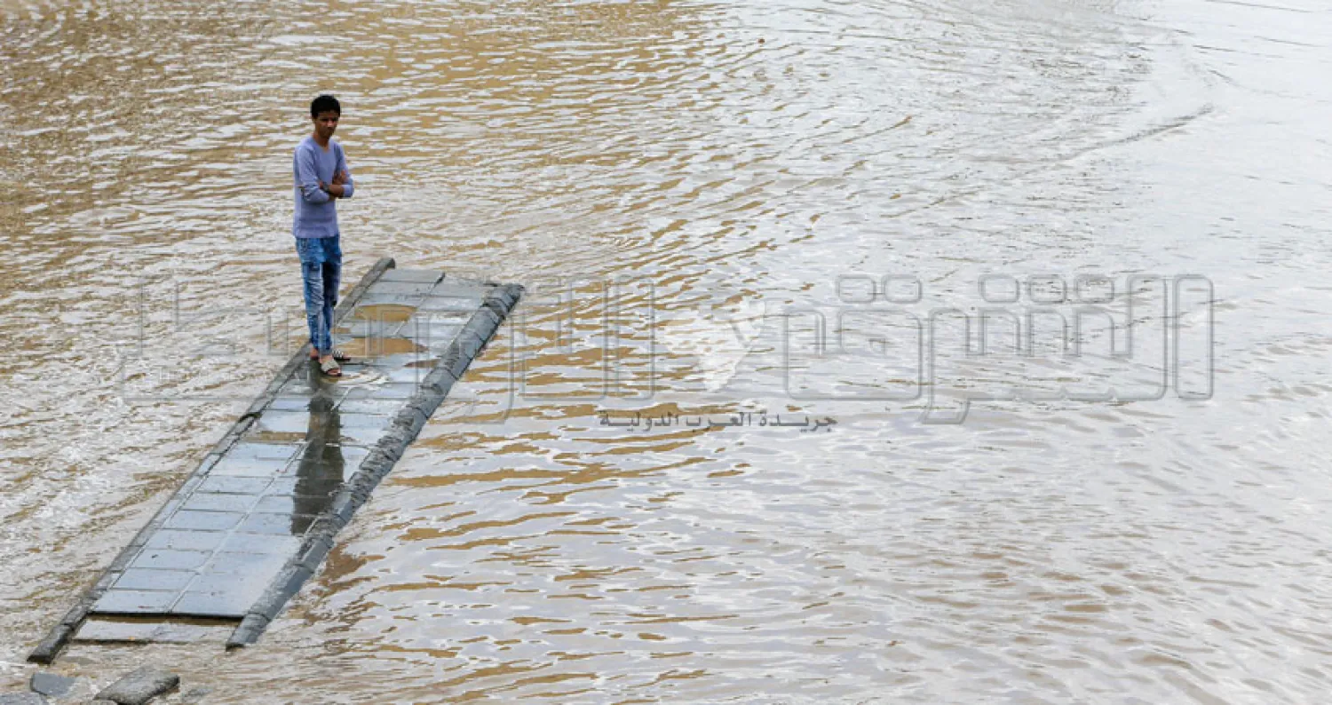 
هطول الامطار الغزيرة في السعودية يؤدي لتعطيل الدراسة وايقاف حركة الملاحة البحرية والجوية بعدد من مناطقها (تصوير محمد المانع)
