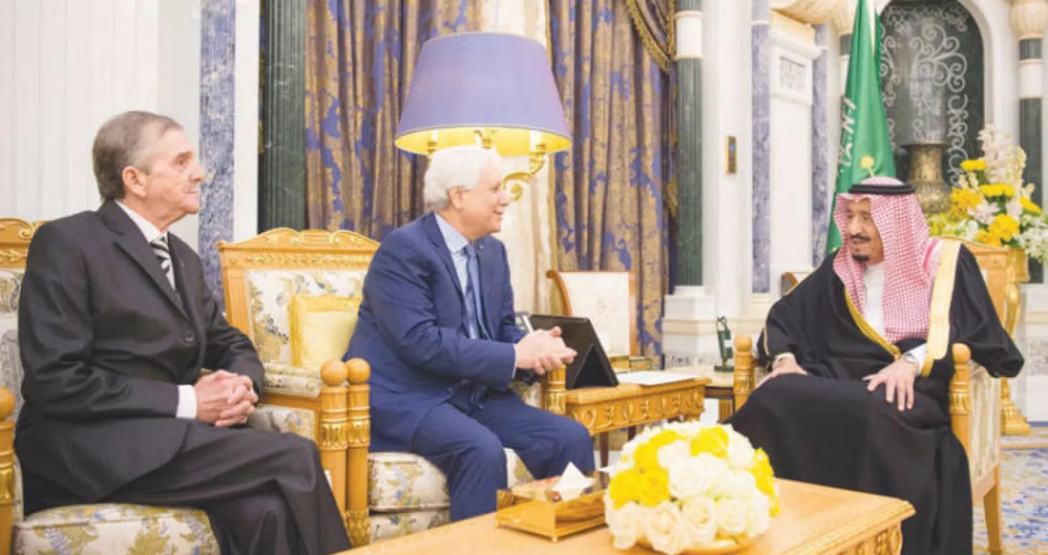 خادم الحرمين الشريفين خلال لقائه وزير العدل الجزائري الذي سلمه رسالة من رئيس الجمهورية عبد العزيز بوتفليقة (واس)