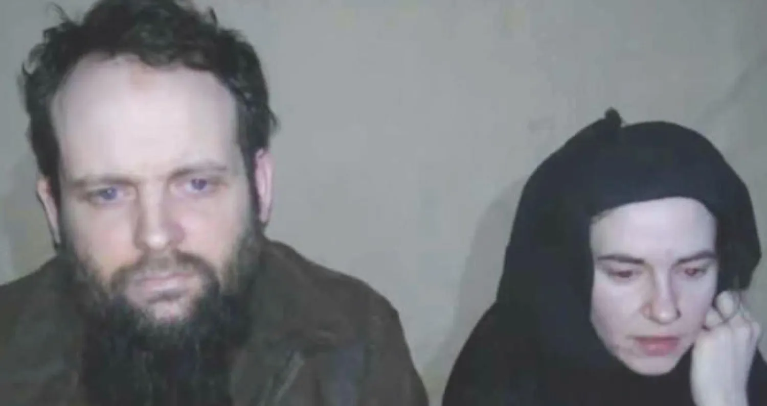 كايتلان كولمان مع زوجها خلال سنوات الأسر في سجون حركة طالبان الأفغانية («الشرق الأوسط»)