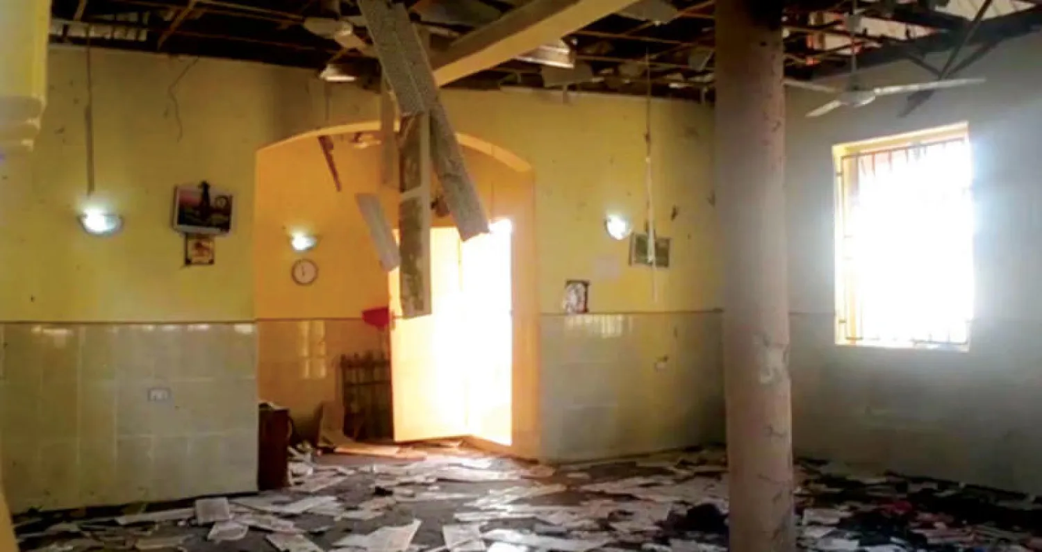 قاعة المسجد في ضاحية «موبي» شمال شرقي نيجيريا بعد التفجير الانتحاري (أ.ب)