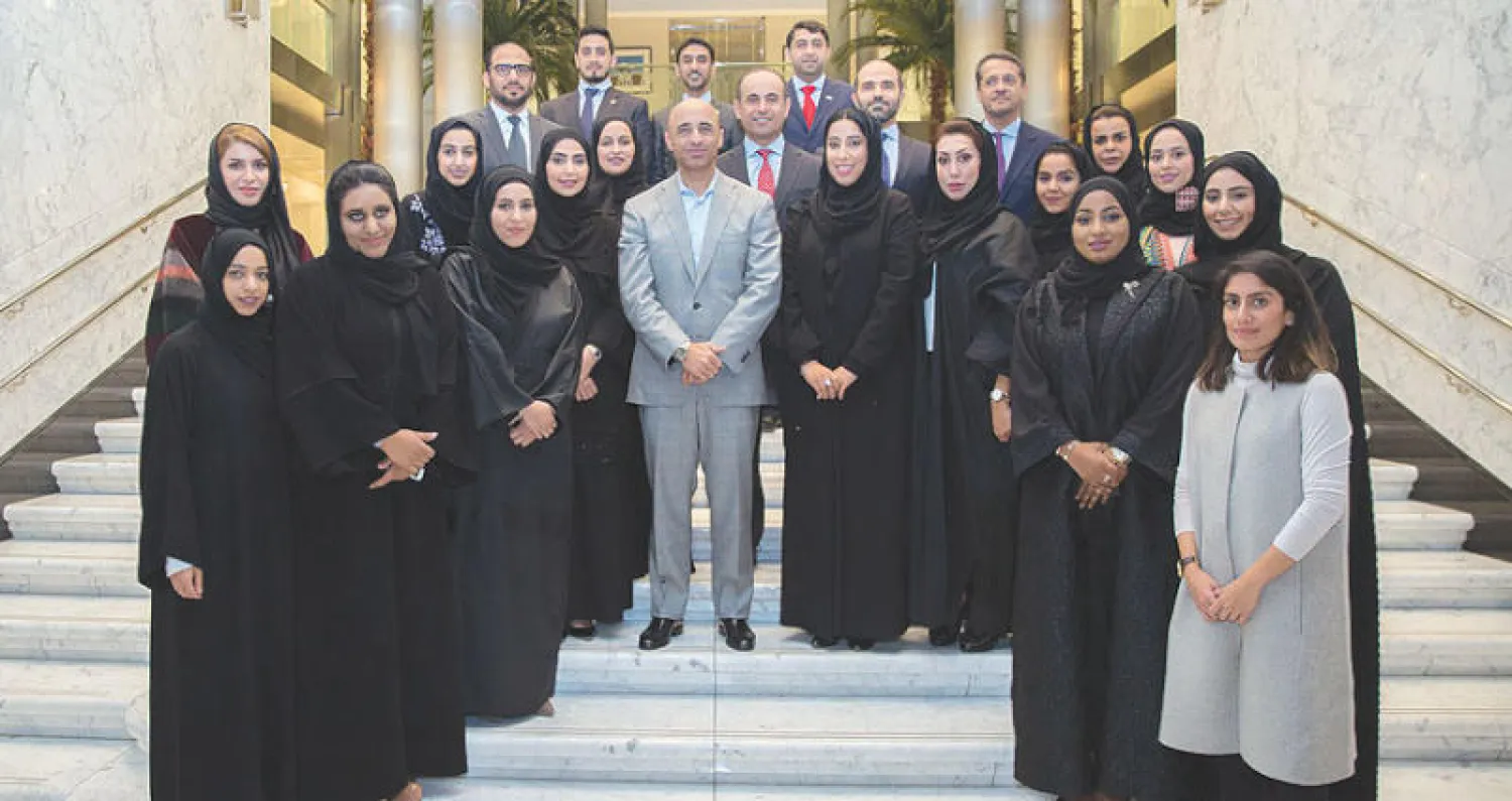 السفير العتيبة ومنى المري يتوسطان المتدربين في «البرنامج»