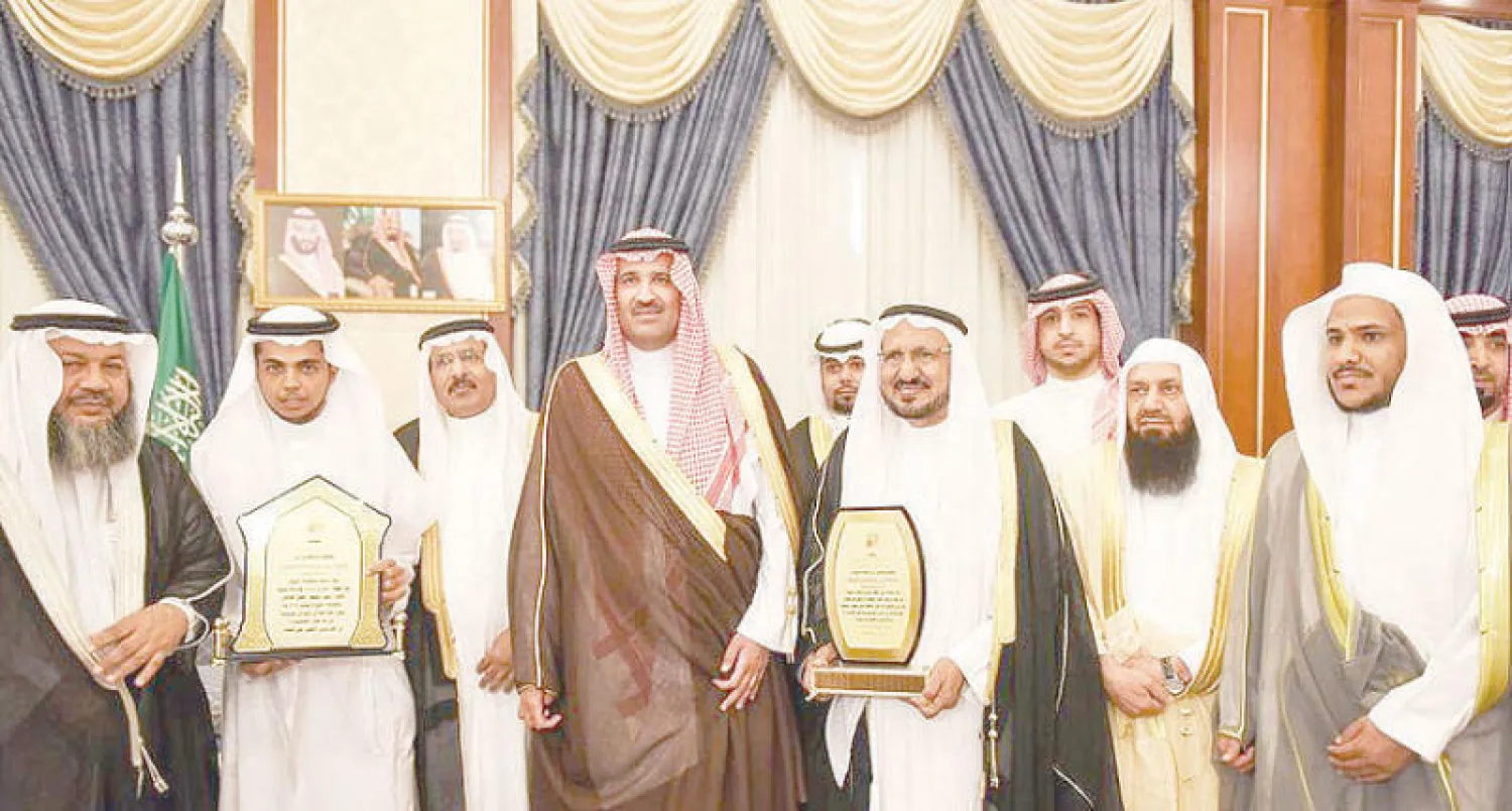 الأمير فيصل بن سلمان خلال استقباله رئيس وأعضاء اللجنة الوطنية لرعاية السجناء والمفرج عنهم وأسرهم أمس (واس)