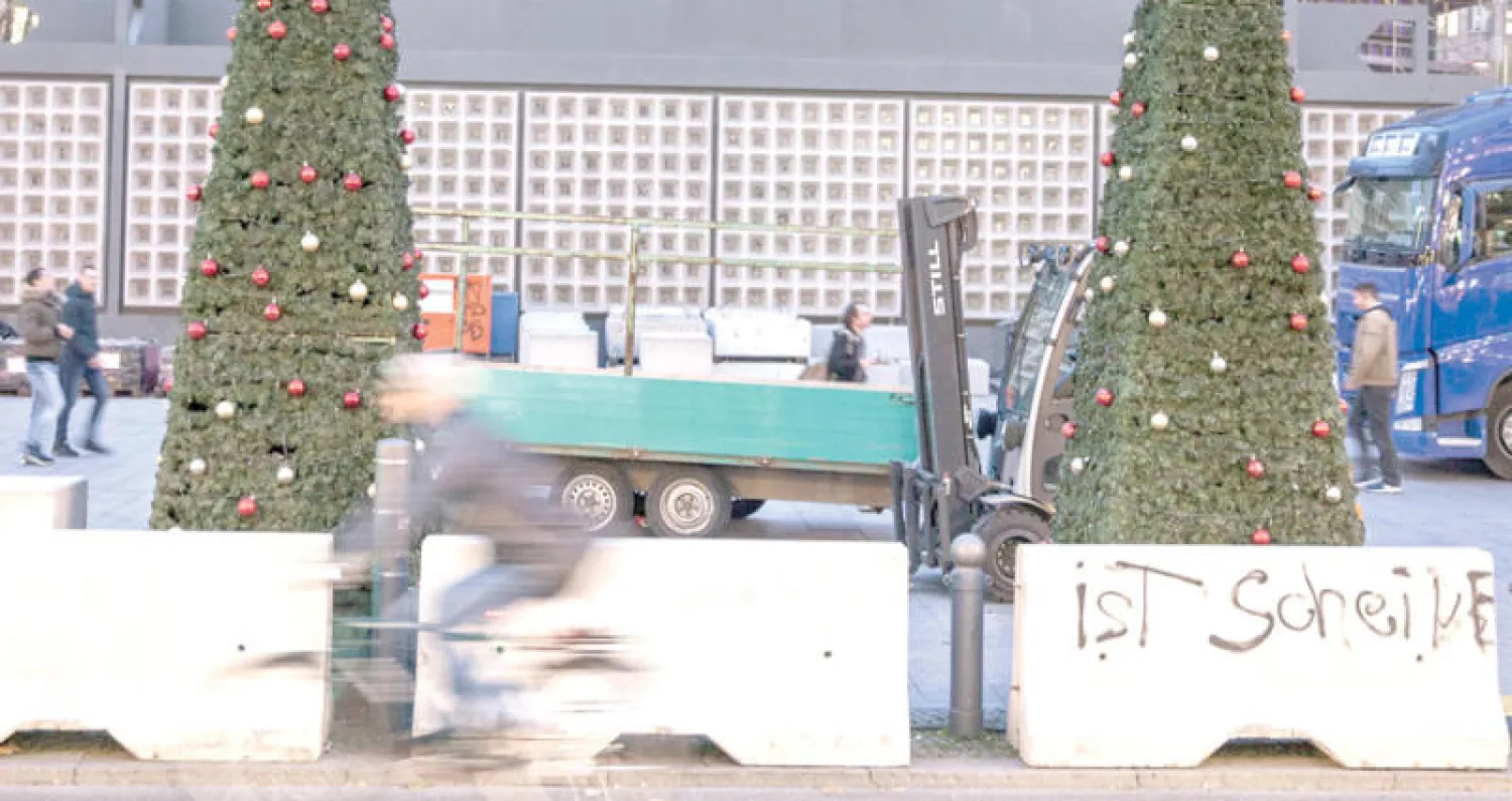 سواتر خرسانية تحيط بموقع ستقام فيه سوق لأعياد الميلاد بالعاصمة الألمانية برلين وسط مخاوف من عمليات إرهابية (إ.ب.أ)