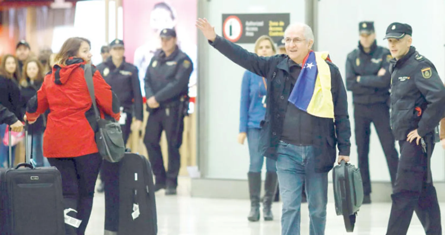 المعارض الفنزويلي البارز أنطونيو ليديزما لحظة وصوله إلي مدريد بعد هروبه من فنزويلا (أ.ف.ب)