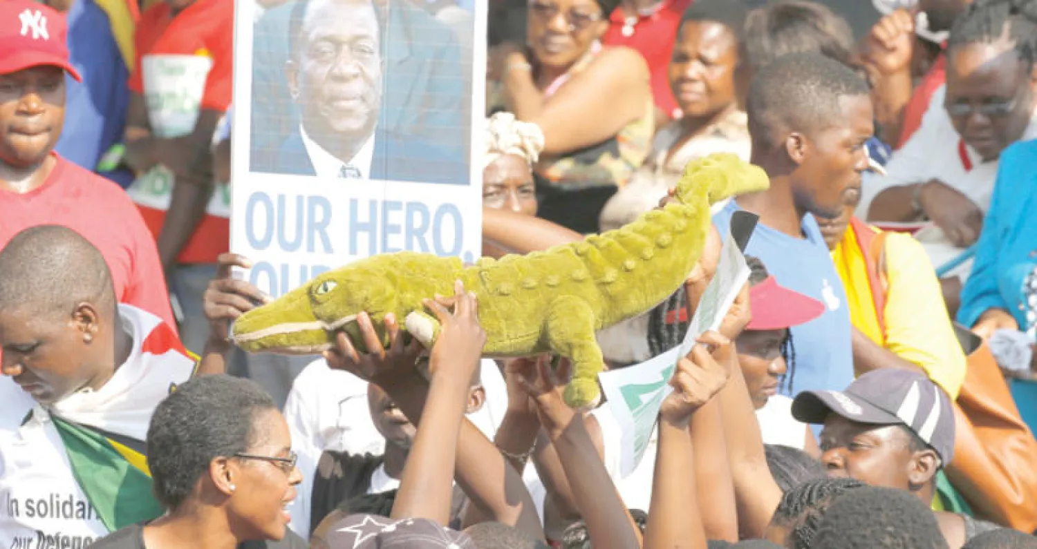 ينتظرون في هراري عودة إيمرسون منانغاغوا الملقب بـ«التمساح» (إ.ب.أ)