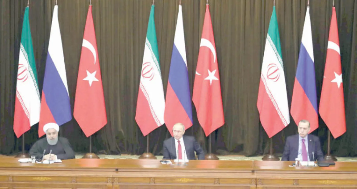 بوتين بين إردوغان وروحاني في سوتشي أمس (وكالة الصور الألمانية)