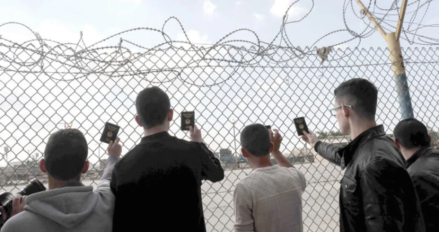 شبان فلسطينيون في انتظار دورهم لعبور معبر رفح قصد إتمام دراستهم خارج فلسطين (أ.ف.ب)