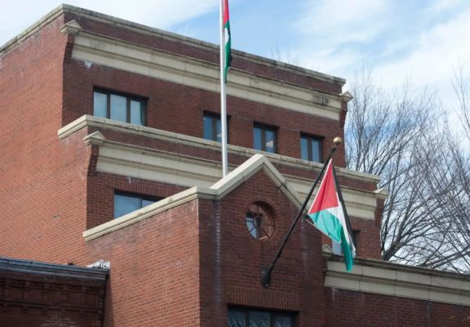 أوضحت المتحدثة باسم الخارجية الأميركية أن المكتب مفتوح ويعمل على حد علهما. (ا.ف.ب(