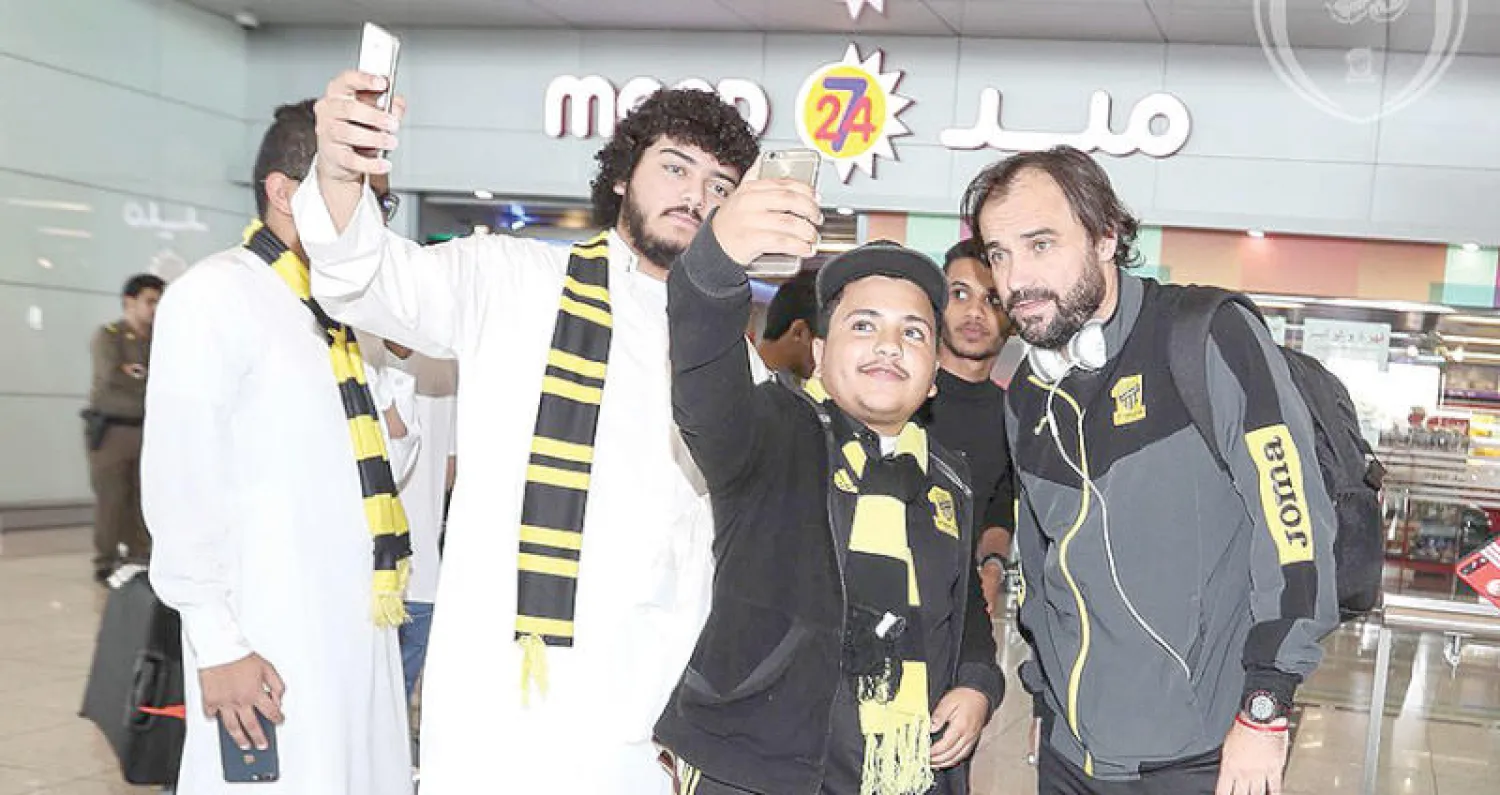 الاتحاديون حرصوا على تحفيز المدرب واللاعبين  قبل مغادرتهم إلى الرياض أمس (المركز الإعلامي لنادي الاتحاد)