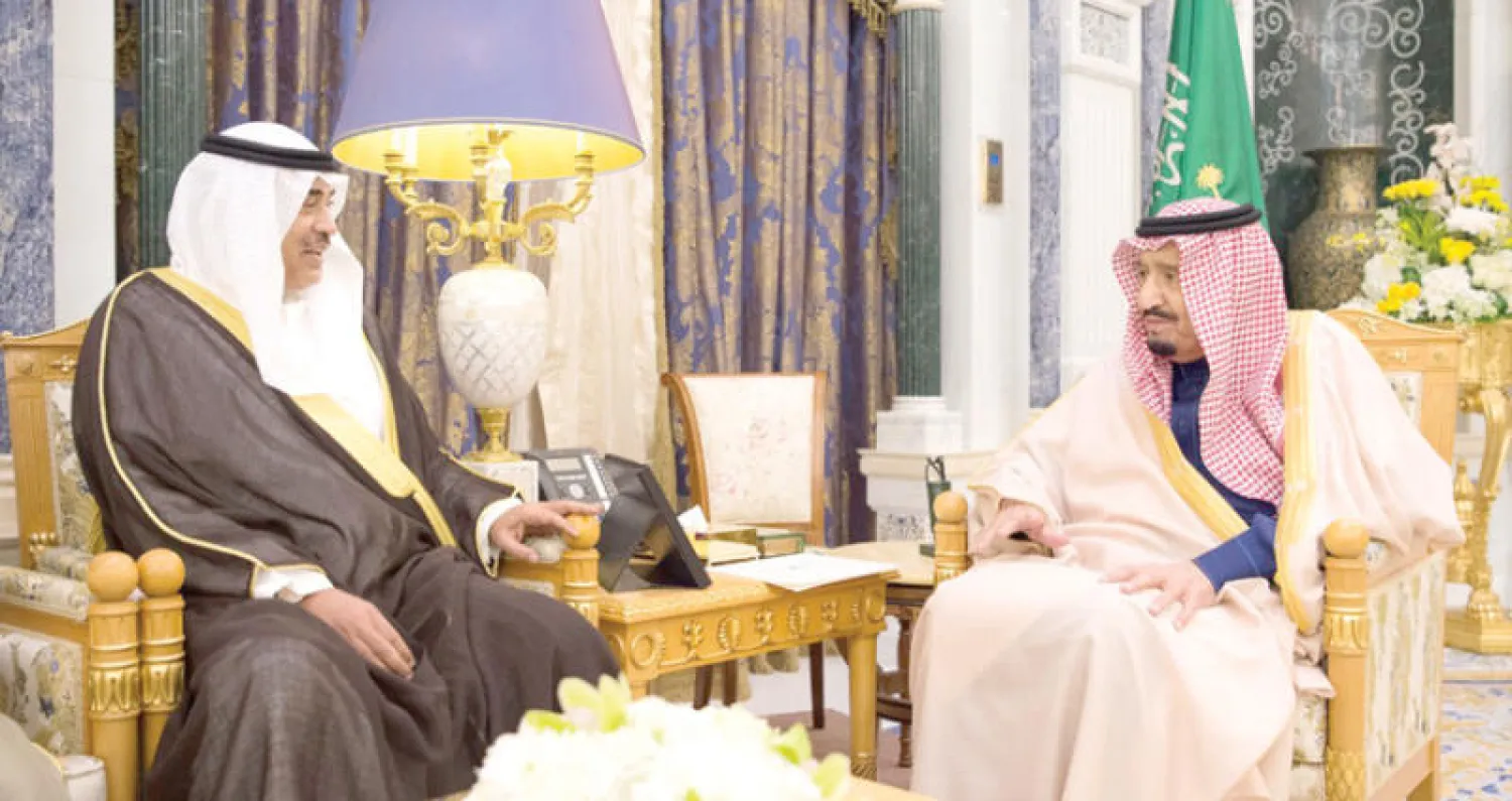 الملك سلمان بن عبد العزيز خلال لقائه أمس وزير الخارجية الكويتي الذي سلمه رسالة من أمير البلاد (واس)