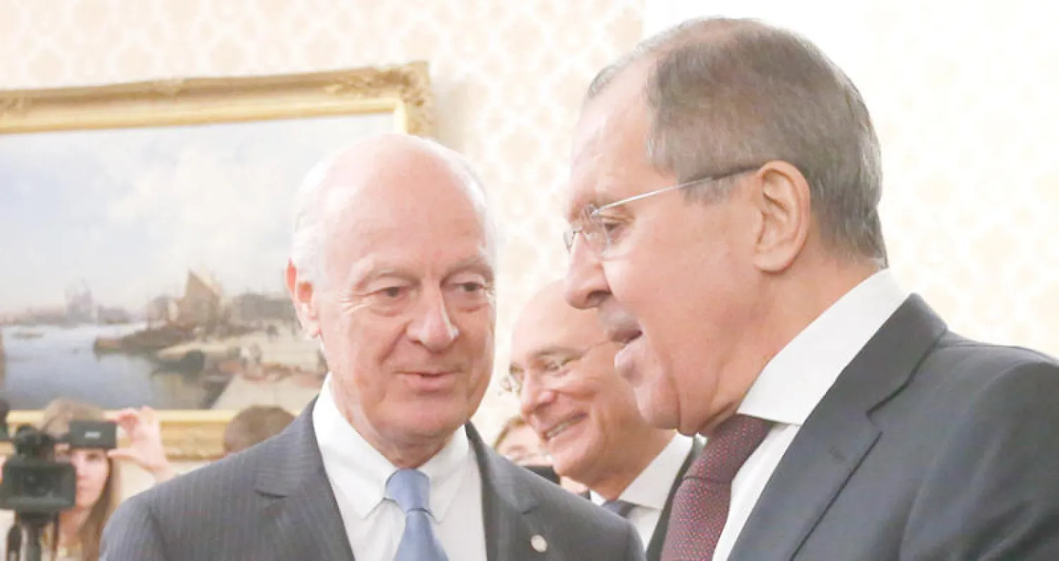 لافروف ودي ميستورا في موسكو أمس (أ.ب)