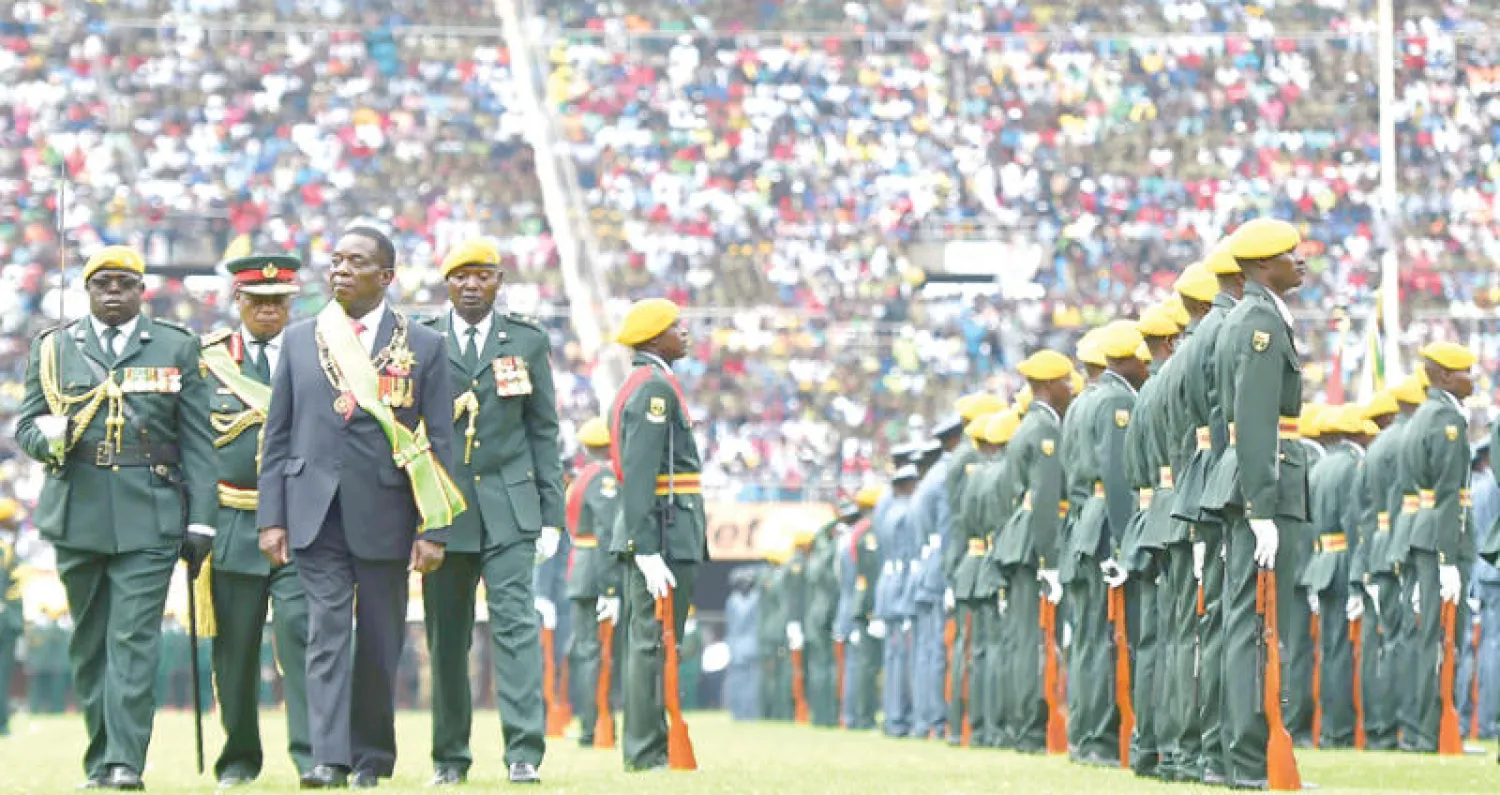 رئيس زيمبابوي الجديد إيمرسون منانغاغوا خلال حفل أداء اليمين في العاصمة هراري أمس (أ.ف.ب)