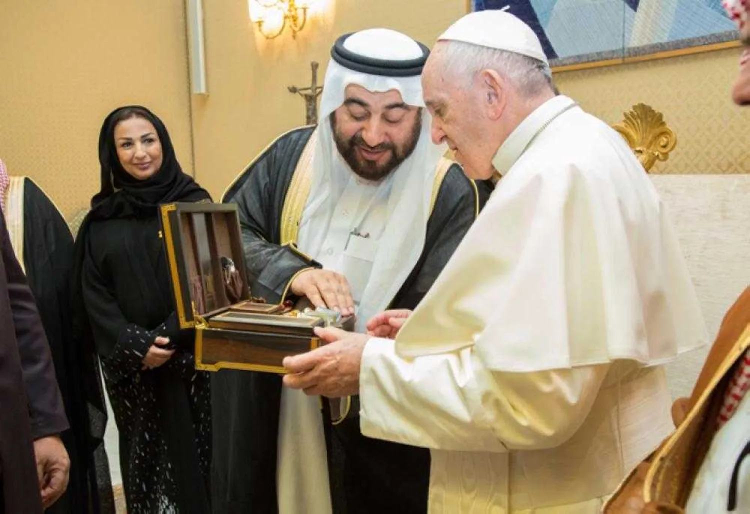  A Saudi delegation headed by Adviser to Minister of Islamic Affairs, Call and Guidance Dr. Abdullah Bin Fahd Al-Luhaidan meets with Pope Francis at the Vatican in Rome Thursday. – SPA