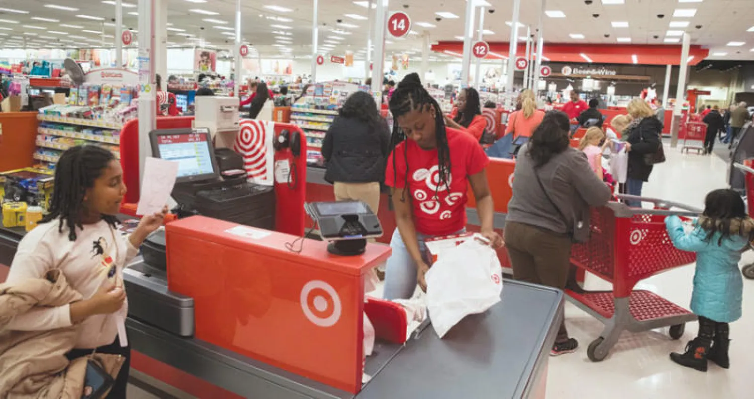 متسوقين بأحد فروع محلات «تارغت» أول من أمس (الجمعة) في ولاية فرجينيا الأميركية (إ.ب.أ)