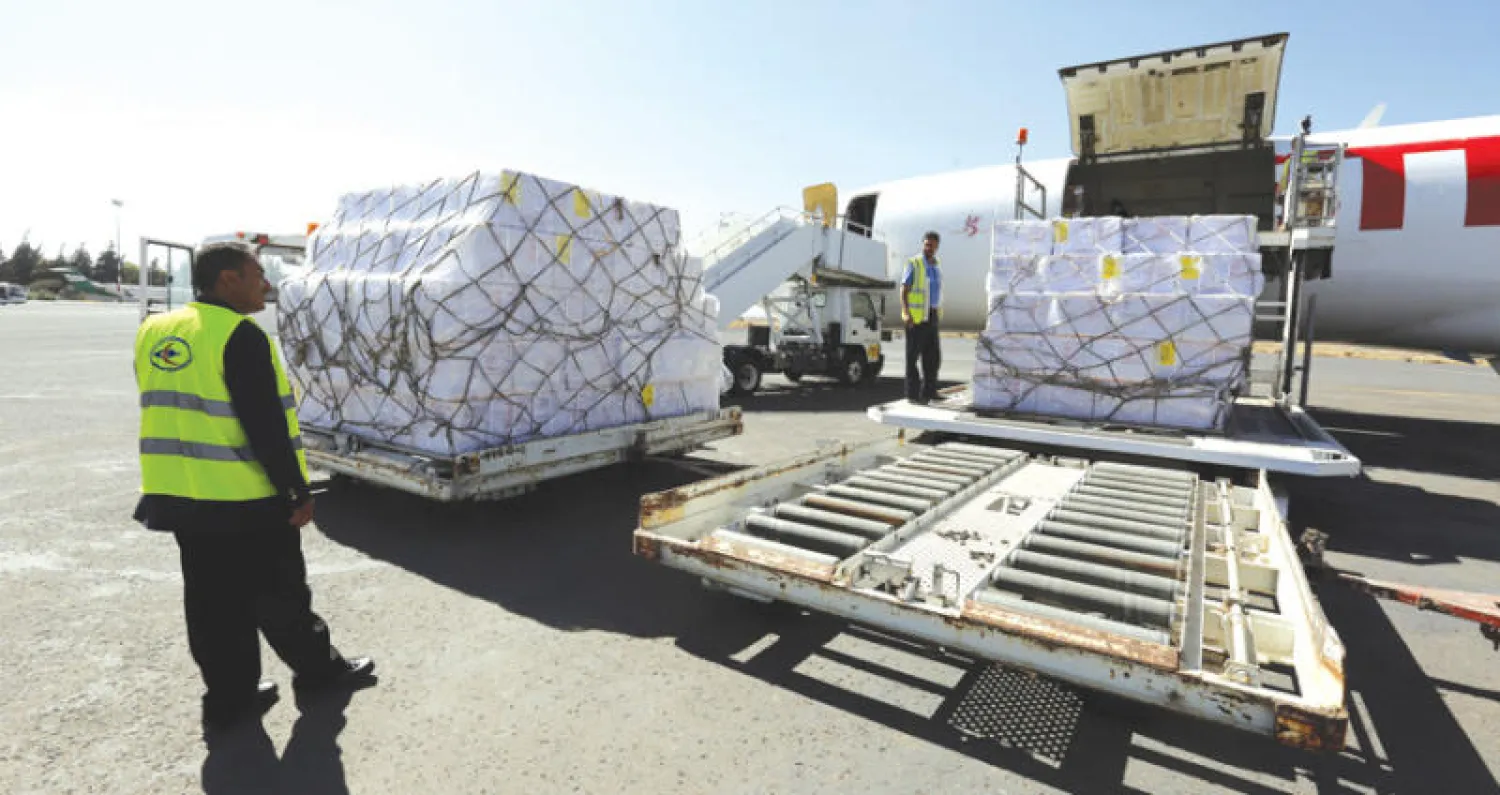 جانب من مساعدات طبية لـ«يونيسيف» حطت في مطار صنعاء أمس (إ.ب.أ)