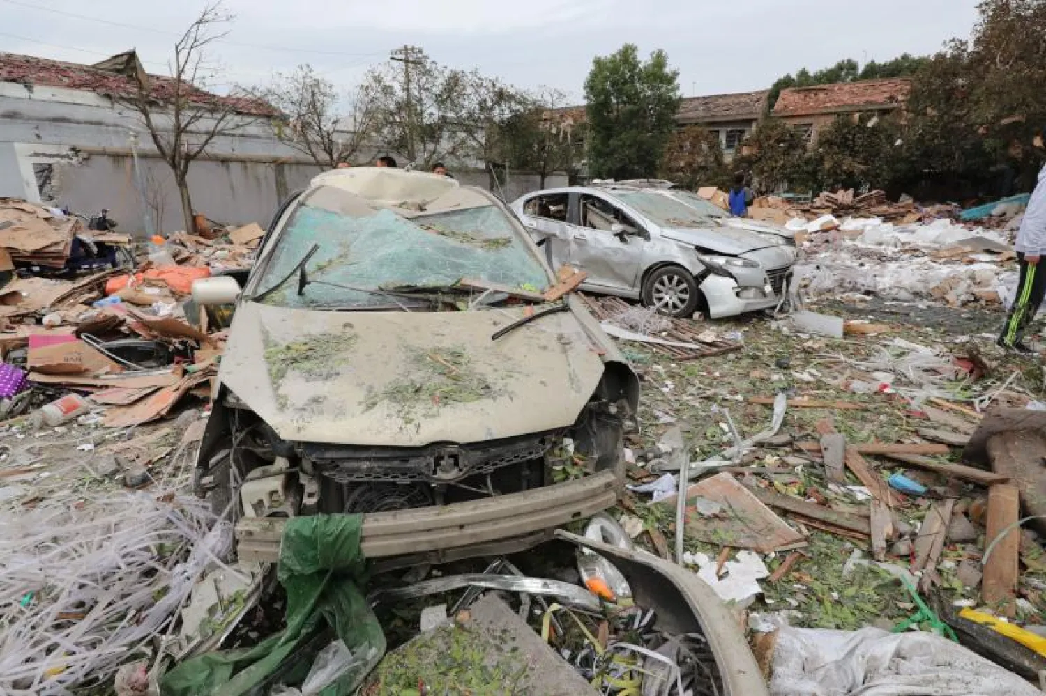 صور من موقع الانفجار (أ.ف.ب)