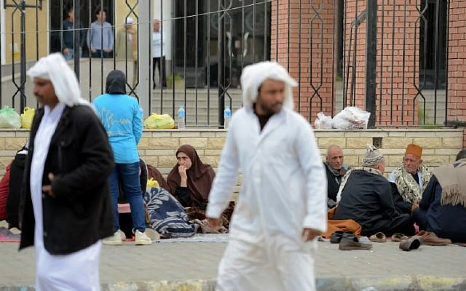 Relatives of the victims of the bomb and gun assault on the North Sinai Rawda mosque wait outside the Suez Canal University hospital in the eastern port city of Ismailia on November 25, 2017, where they were taken to receive treatment following the deadly attack the day before. (AFP PHOTO / MOHAMED EL-SHAHED)