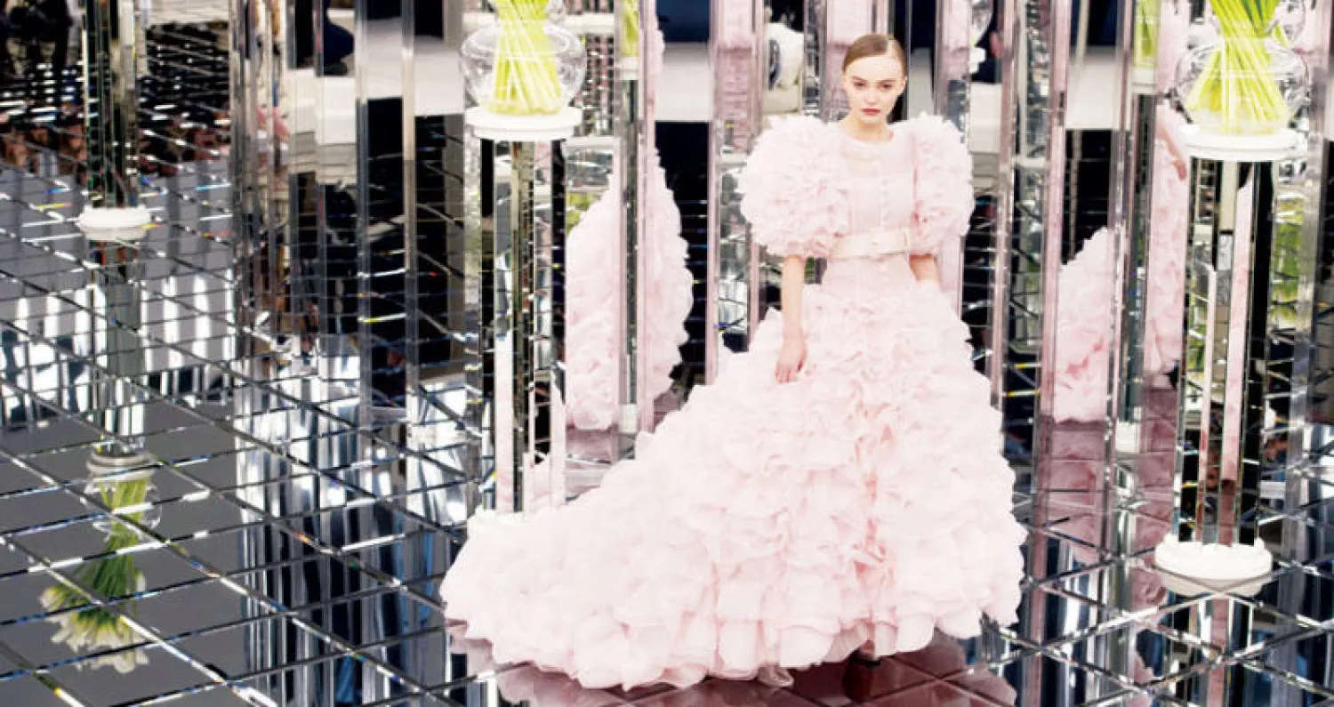 من أزياء دار {شانيل}