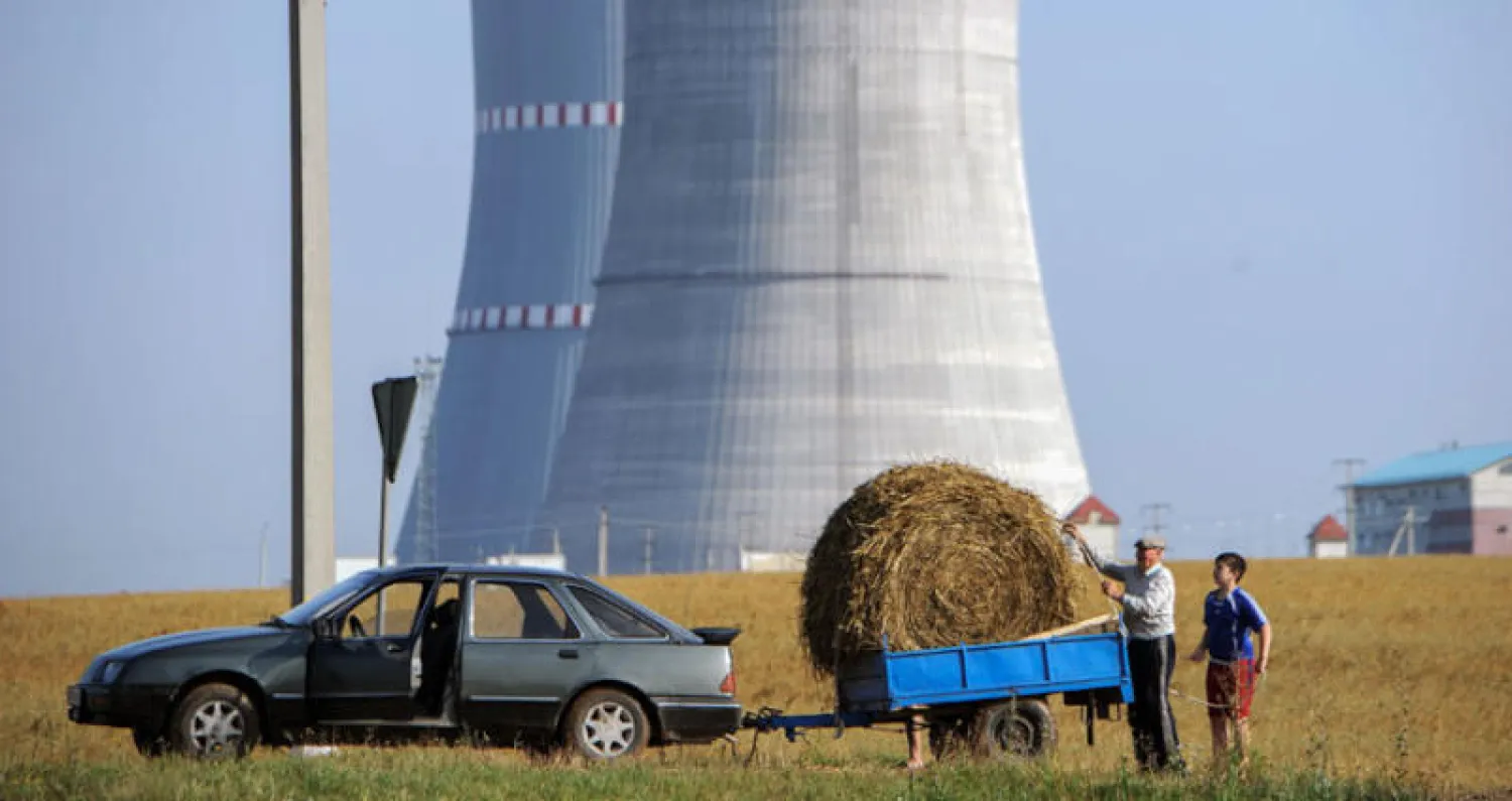 جانب من أعمال بناء محطة أوستروفتس النووية في شمال غرب بيلاروسيا (أ.ف.ب)
