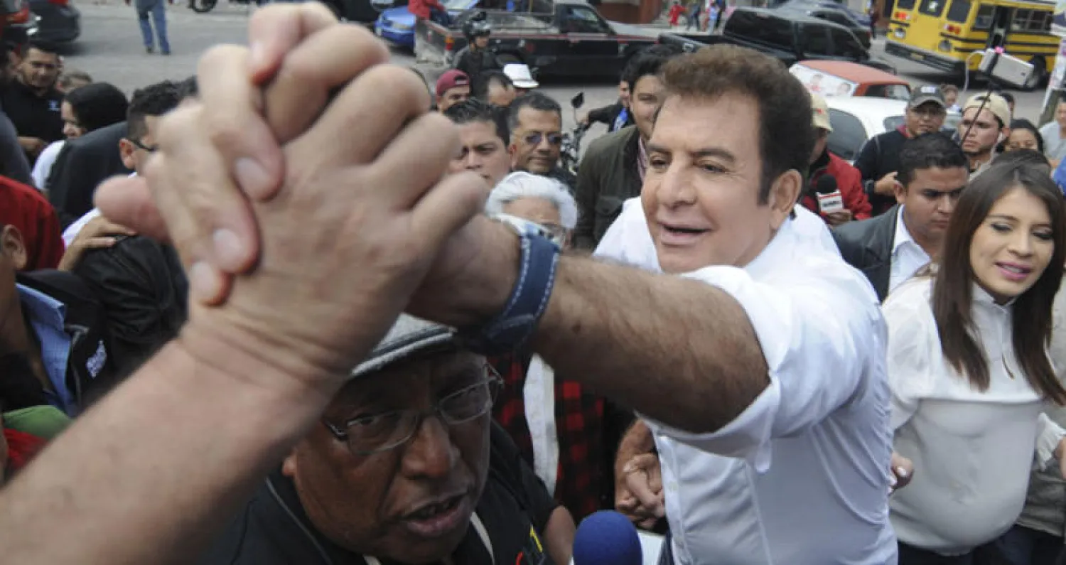 سلفادور نصر الله اللبناني الأصل مرشح تحالف أحزاب اليسار يحيي أنصاره خلال اقتراع أمس في بلدة تيغوسيغاليا (إ.ب.أ)