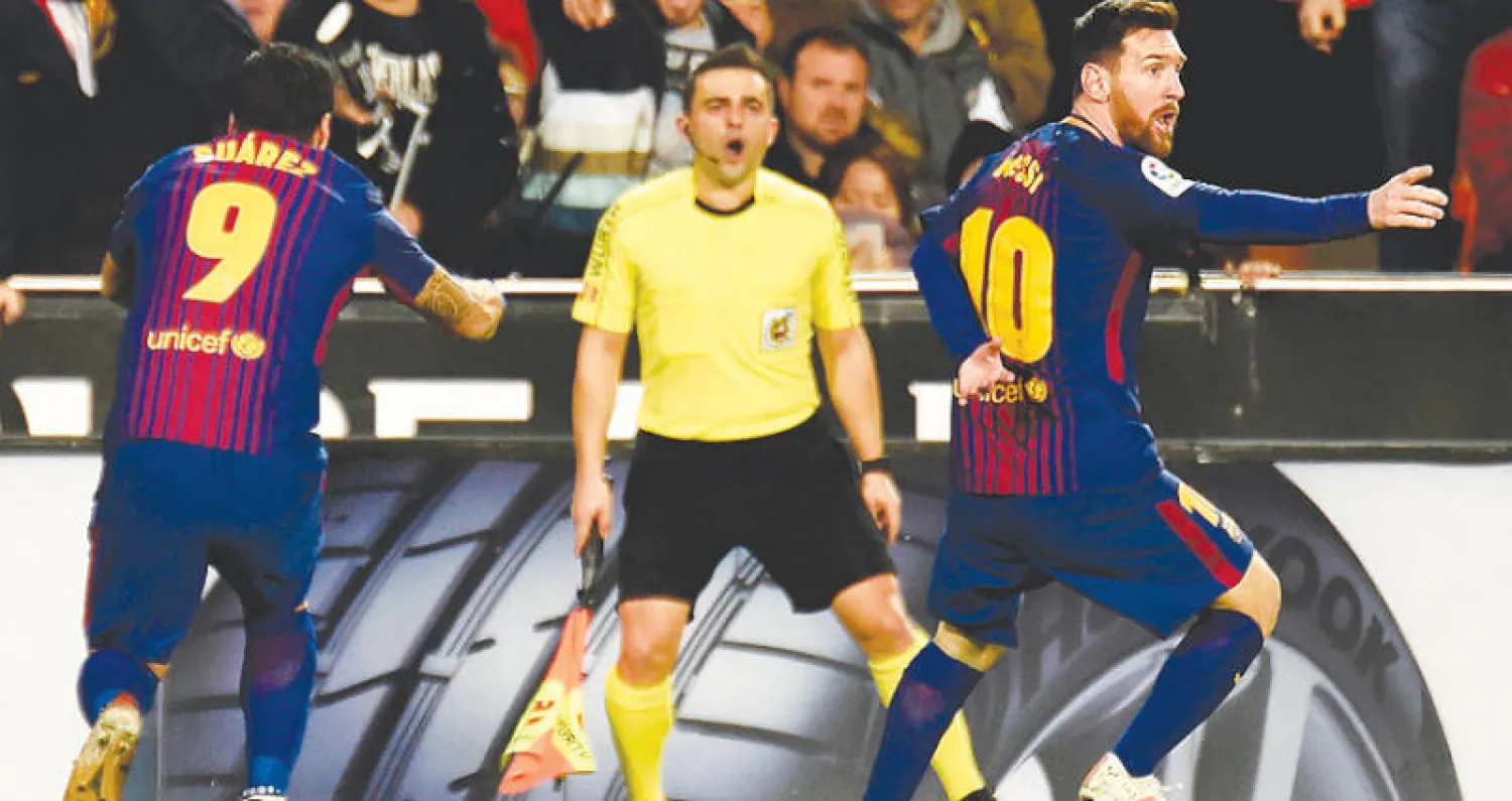 ميسي نجم برشلونة غاضباً من حامل الراية بعد إلغاء هدفه في مرمى فالنسيا (أ.ف.ب)