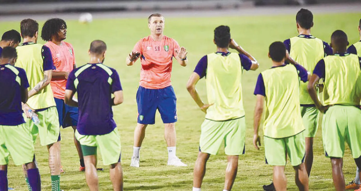 مدرب الأهلي ريبروف شرع بمران أمس في تصحيح أخطاء اللاعبين أمام القادسية («الشرق الأوسط»)