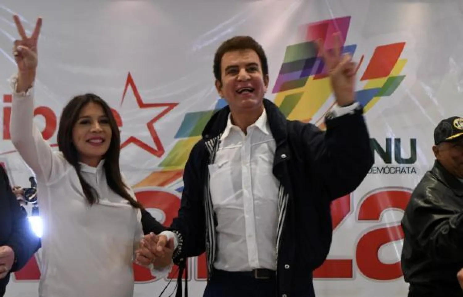 سالفادور نصرالله من ائتلاف التحالف اليساري ضد الدكتاتورية يعلن فوزه في الانتخابات الرئاسية. (ا.ف.ب)