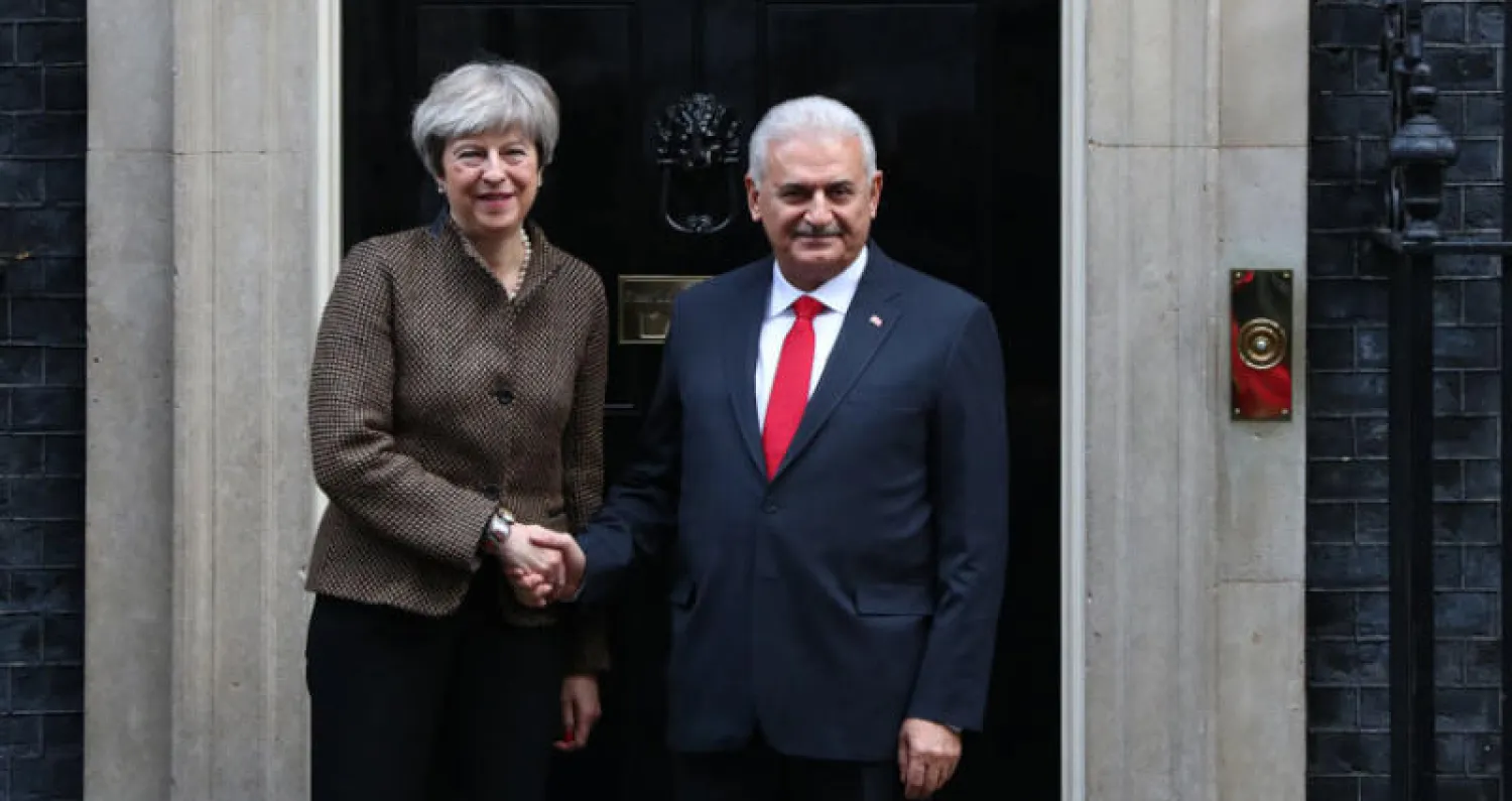 رئيس الوزراء بن علي يلدريم ورئيسة الحكومة البريطانية تيريزا ماي في لندن أمس (إ.ب.أ)