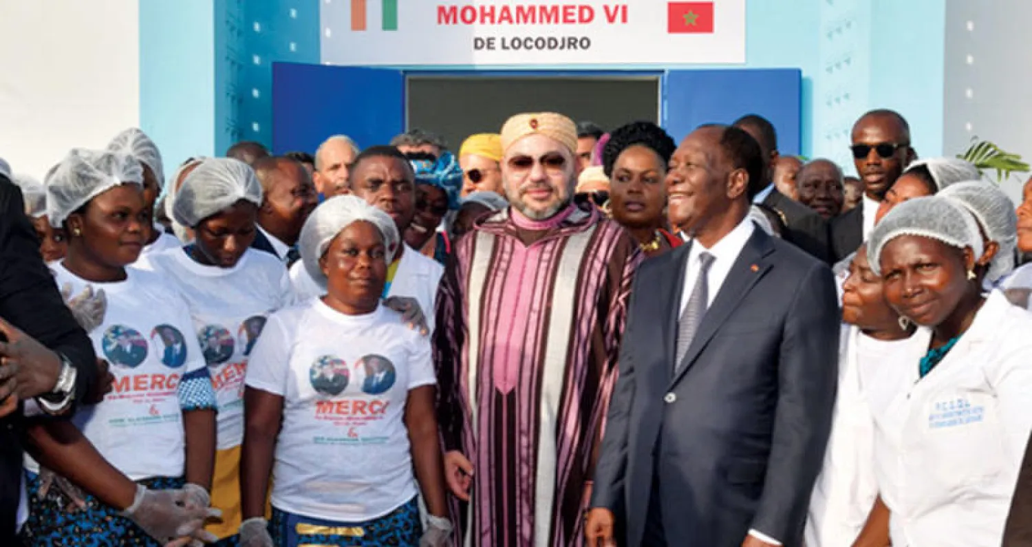 العاهل المغربي والرئيس الإيفواري لدى تدشينهما محطة تفريغ السمك بلوكودجرو شمال أبيدجان (ماب)