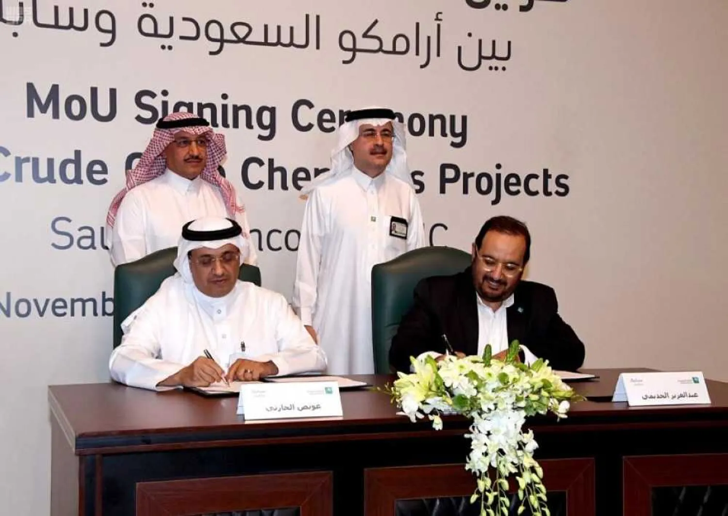 Aramco Chief Executive Amin Nasser (R) and SABIC’s Chief Executive Yousef al-Benyan (L) oversee the signing of a memorandum of understanding on Sunday. Reuters