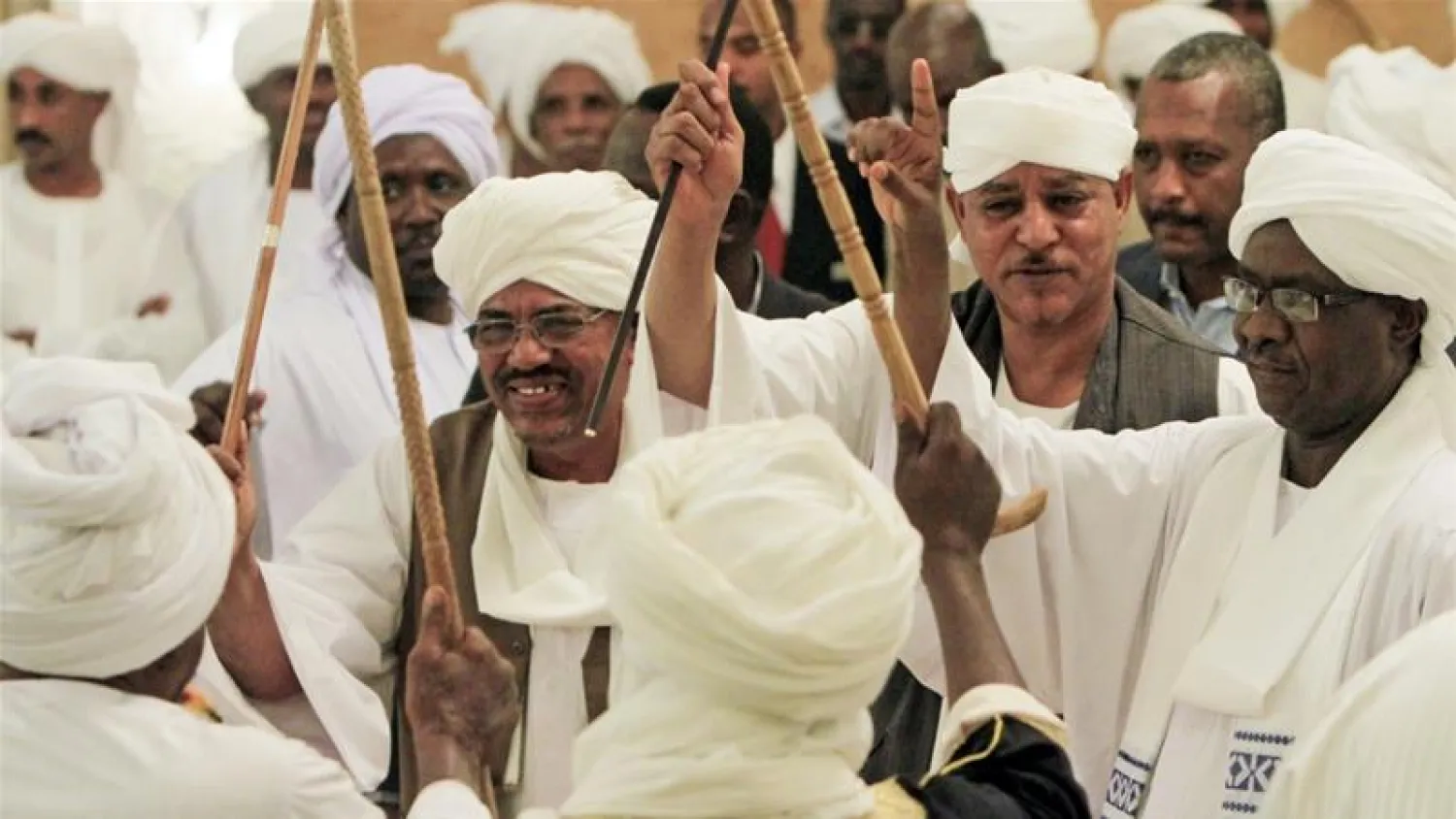 Sudanese President Omar al-Bashir (L) celebrates with tribal leader Musa Hilal (R) at the wedding of the Hilal's daughter and Chad's President Idriss Deby in 2012 [Reuters/ Mohamed Nureldin Abdallah]
