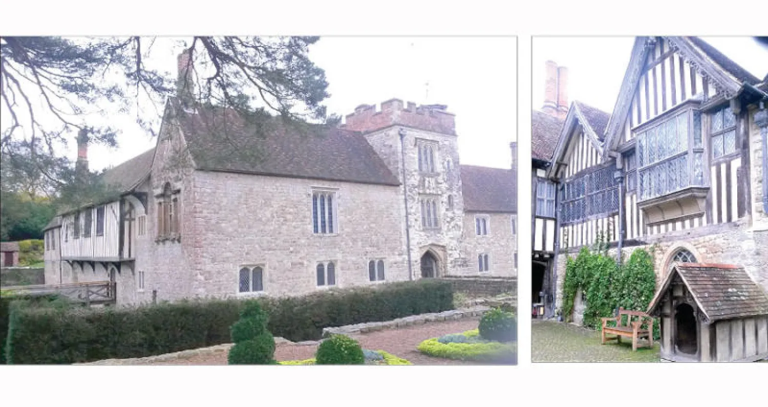 المنزل من الخارج بهندسته المميزة - يقع المنزل في فناء تحيط به المياه من كل زاوية