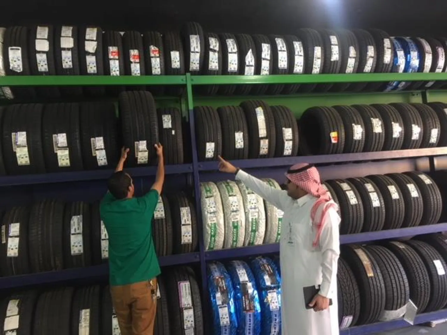 وزارة التجارة اثناء الجولات الرقابية على منافذ بيع الاطارات («الشرق الأوسط»)