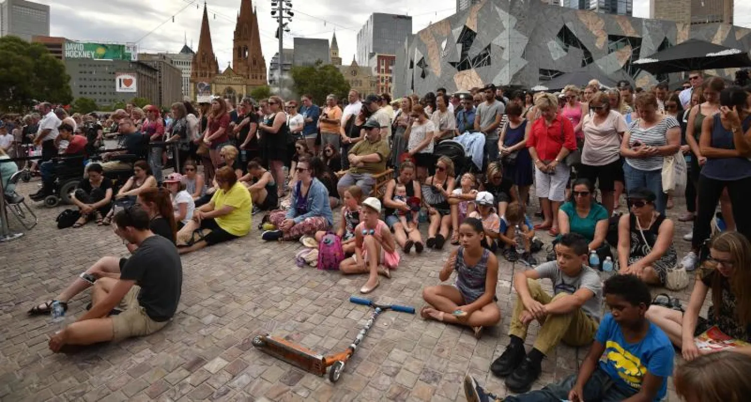 أستراليون خلال الوقفة الاحتجاجية في ذكرى الضحايا الذين لقوا حتفهم بعملية دهس في ساحة الاتحاد بملبورن (أ.ف.ب)