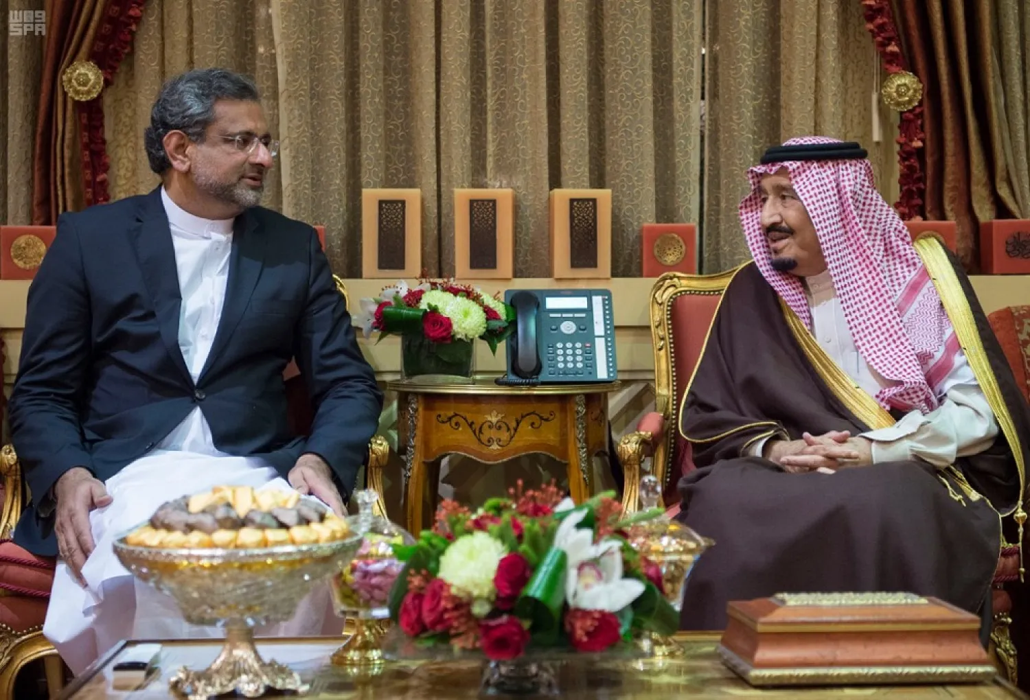 Custodian of the Two Holy Mosques King Salman bin Abdulaziz receives Pakistani Prime Minister Shahid Khaqan Abbasi in Riyadh. (SPA)
