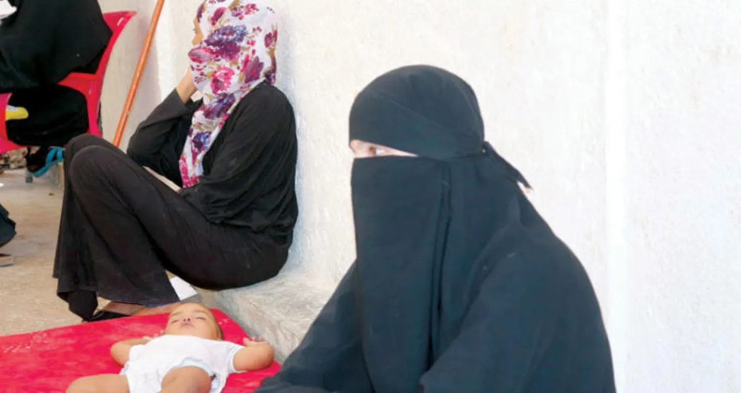 زوجة «داعشي» محتجز لدى «قوات سوريا الديمقراطية» في ريف الرقة («الشرق الأوسط»)