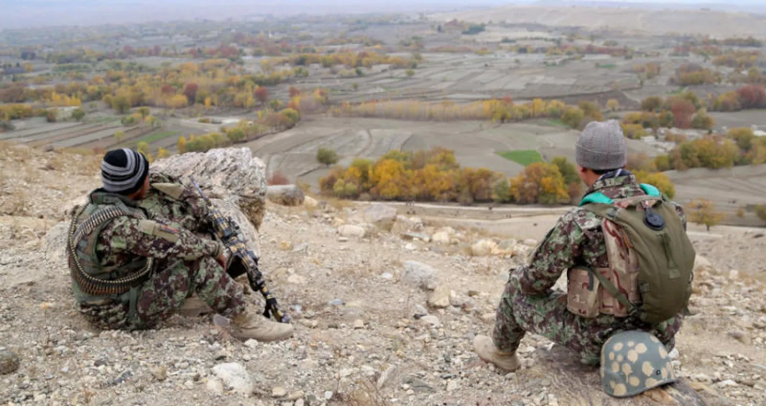 جنديان شاركا في عملية أمنية شنتها القوات الأفغانية ضد {داعش} في ولاية نانغرهار أمس (إ.ب.أ)