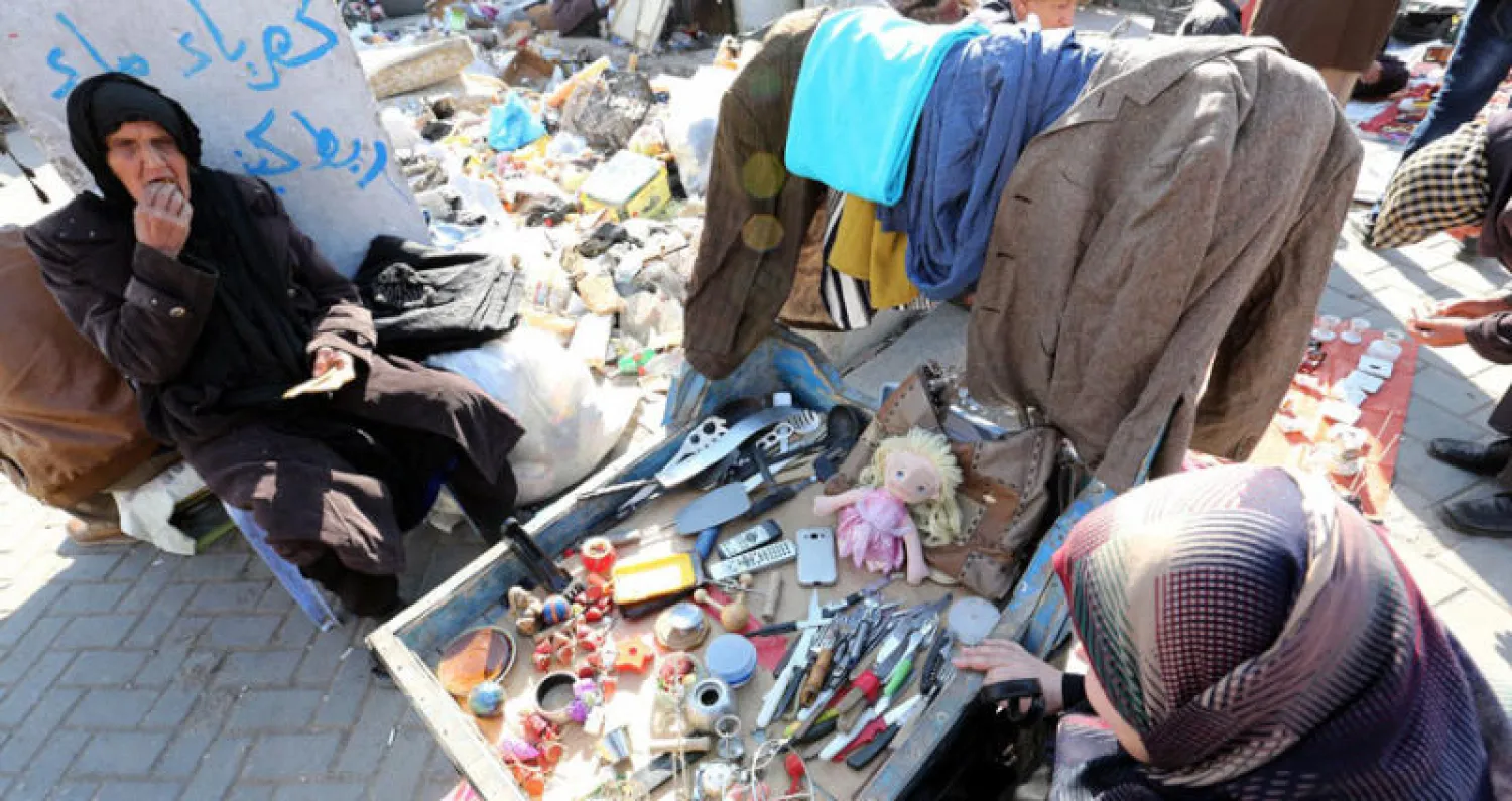 بائعتان في سوق الميدان وسط بغداد أمس (إ.ب.أ)