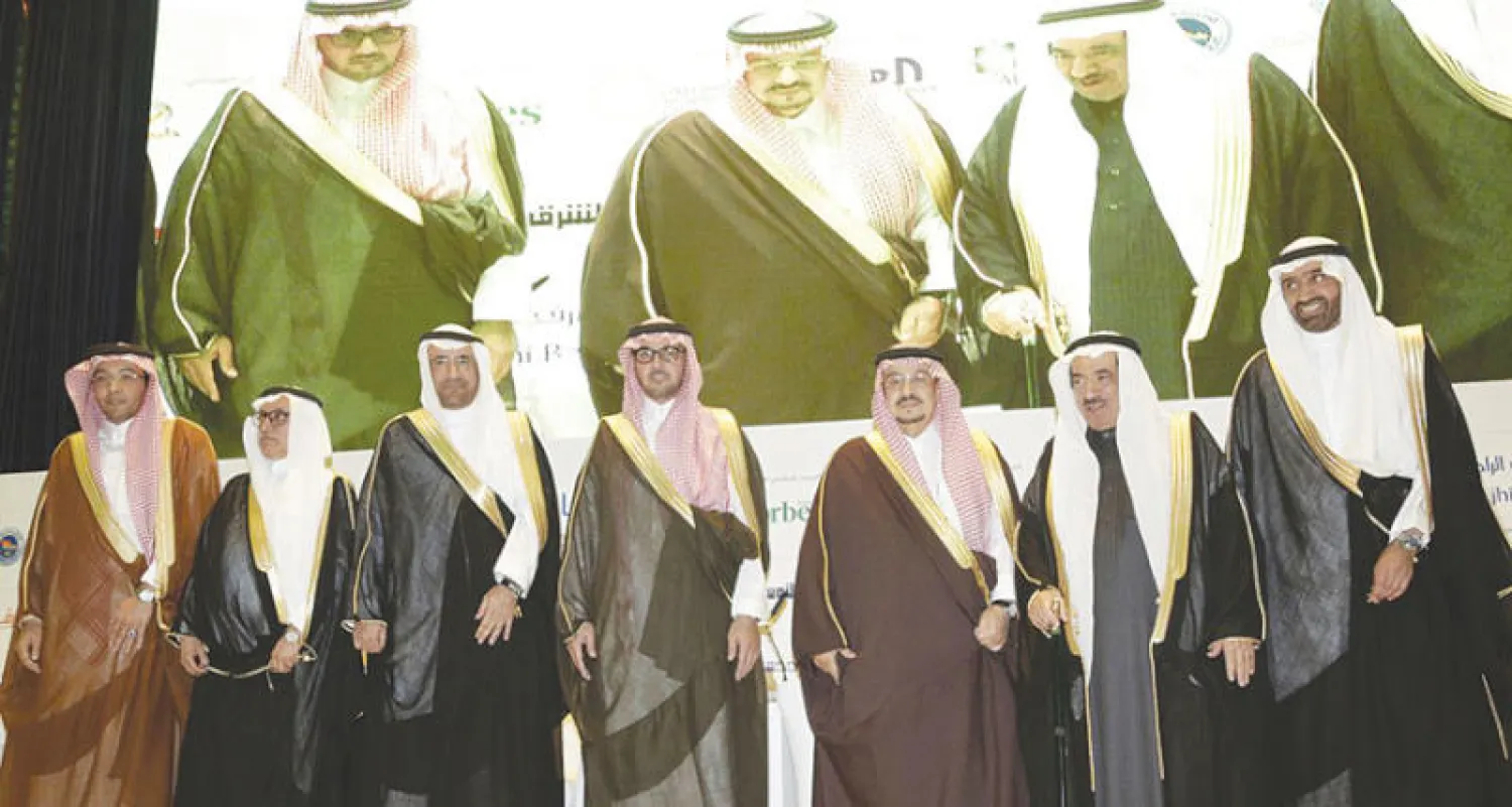 الأمير فيصل بن بندر أمير منطقة الرياض يتوسط القائمين على منتدى الرياض الاقتصادي  الذي انطلقت أعماله مساء أول من أمس (تصوير: إقبال حسين)