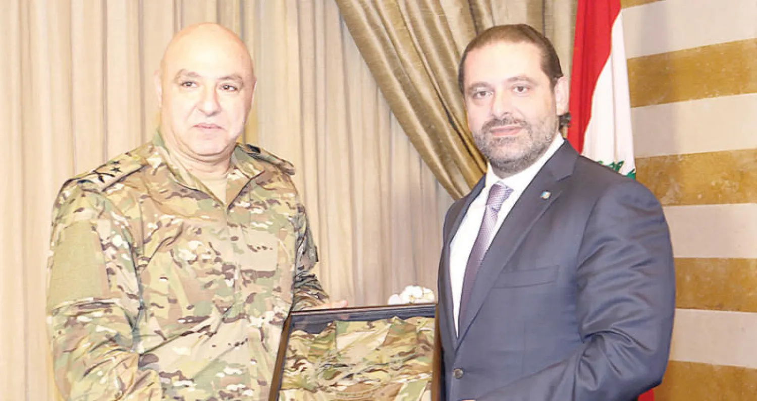 قائد الجيش العماد جوزيف قهوجي يقدم البزة العسكرية الجديدة هدية إلى الرئيس سعد الحريري (دالاتي ونهرا)