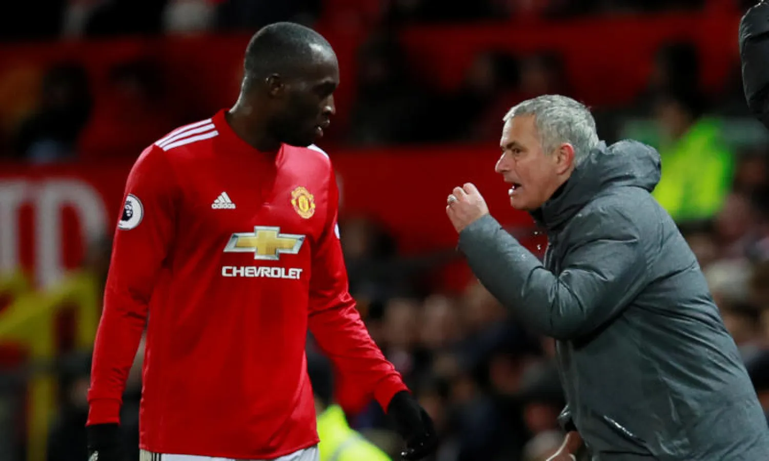 مورينيو مدرب مانشستر يونايتد يعطي تعليمات لمهاجم الفريق البلجيكي روميلو لوكاكو في مباراة سابقة (رويترز)