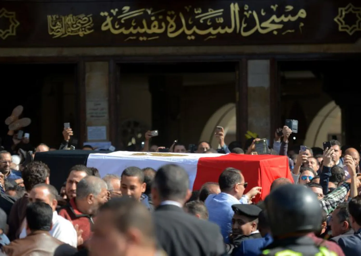 مصريون في ساحة مسجد السيدة نفيسة لتشييع جنازة الراحلة شادية (أ.ف.ب) 